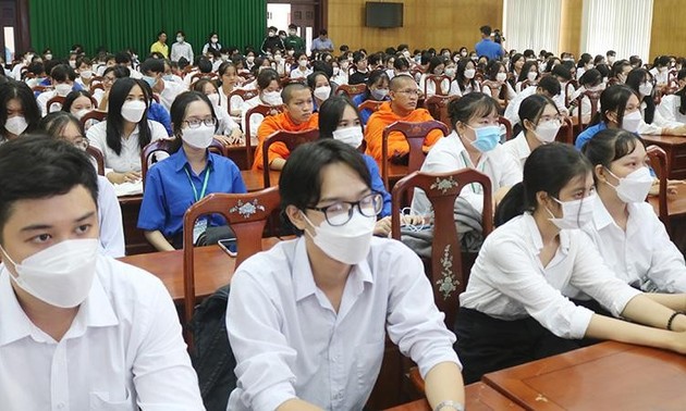 Session held in Tra Vinh to raise students’ awareness of national seas and islands