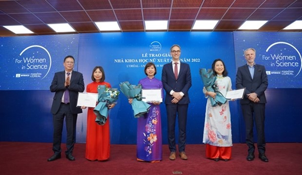 Three female Vietnamese scientists receive L’Oreal-UNESCO awards