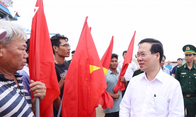 1,000 national flags presented to fishermen in Binh Thuan 