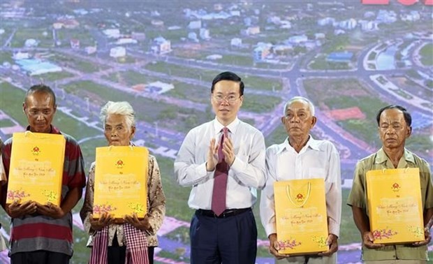 People in border areas receive gifts in spring program in Kien Giang  