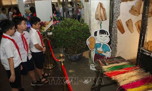 약 2만 명의 하노이 학생들, 탕롱황성 및 꼬로아 유적지 역사 탐방에 참여