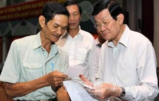  Staatspräsident trifft Wähler in Ho Chi Minh Stadt