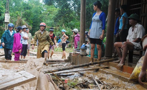 Hilfe für die von Überschwemmung betroffenen Provinzen in Zentralvietnam