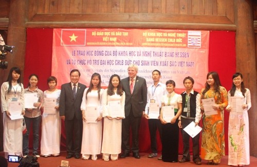 Hessen überreicht vietnamesischen Studenten Stipendien
