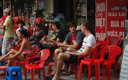 Das Fassbier der Altstadt Hanois interessiert ausländische Touristen