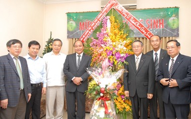Vize-Premierminister Nguyen Xuan Phuc besucht den Erzbischof