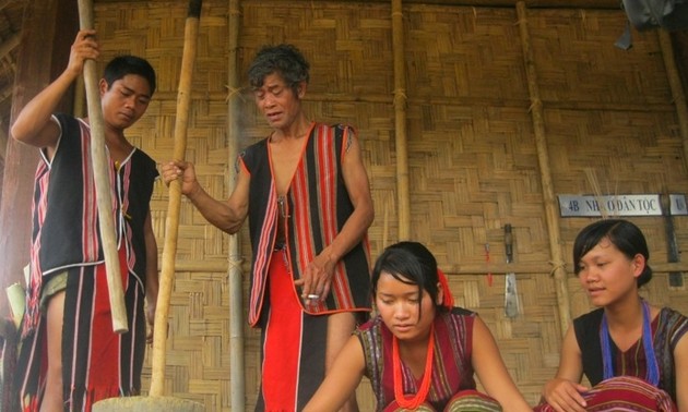 Die traditionelle Tracht der Brau-Volksgruppe