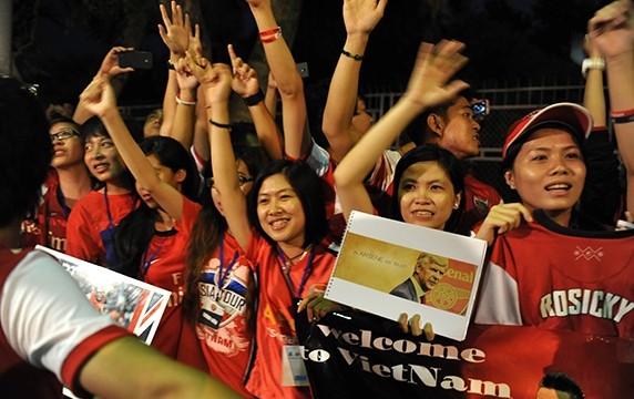 Vietnamesische Fußballfans begrüßen Arsenal-Spieler in Vietnam