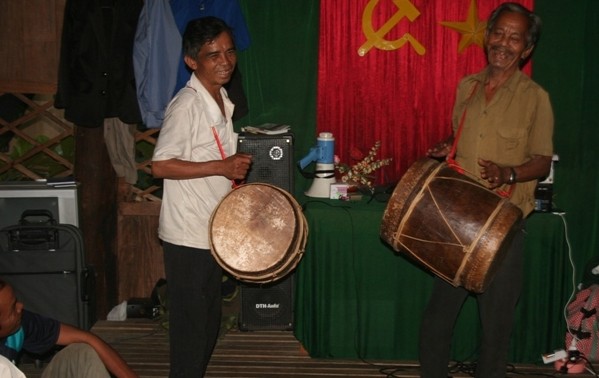 Trommeltanz zu zweit der Volksgruppe Cham H’roi