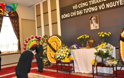 Die vietnamesischen Botschaften halten weltweit Trauerfeiern für General Vo Nguyen Giap ab