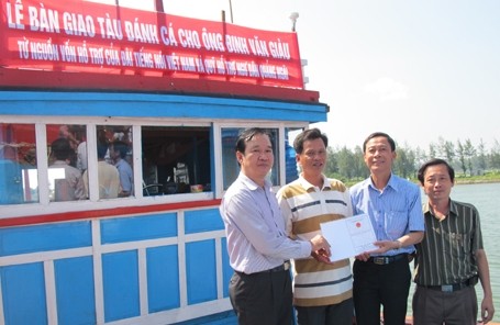 VOV unterstützt Fischer in Quang Ngai beim Schiffbau