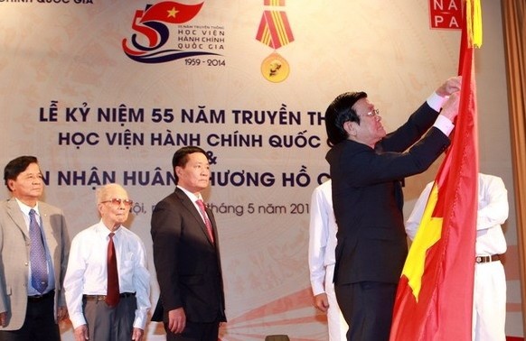 Staatspräsident Truong Tan Sang überreicht Ho Chi Minh-Orden an Akademie für Administration