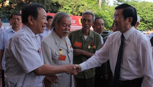 Staatspräsident Truong Tan Sang trifft die ehemaligen Revolutionäre der Provinz Ninh Binh