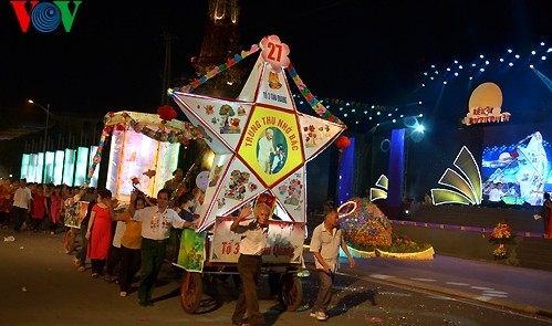 Der riesige Laternenumzug zum Mondfest in der Provinz Tuyen Quang