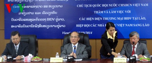 Parlamentspräsident Nguyen Sinh Hung trifft vietnamesische Investoren in Laos