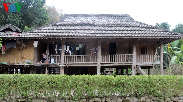 Die Einzigartigkeit von Pfahlhäusern der Volksgruppe Muong Bi in Hoa Binh