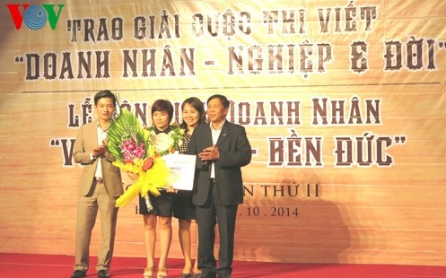 VOV-Journalistin gewinnt den ersten Preis bei Schreibwettbewerb “Unternehmer – Karriere und Leben”