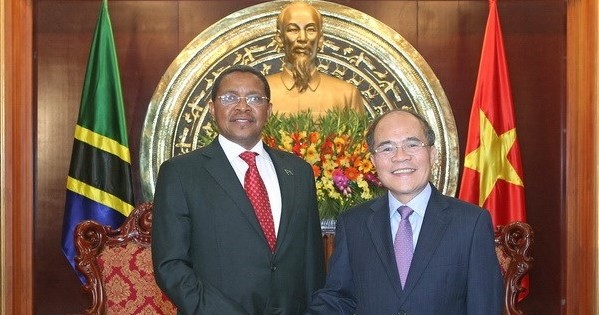 Parlamentspräsident Nguyen Sinh Hung empfängt den tansanischen Präsidenten