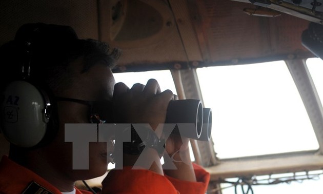 Zahlreiche Länder wollen bei der Suche des Flugzeugs QZ8501 helfen