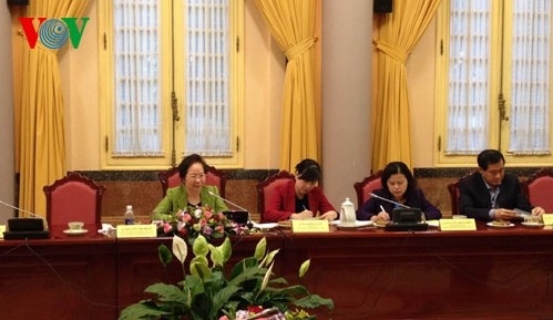 Vize-Staatspräsidentin Nguyen Thi Doan leitet die Sitzung der Kinderstiftung