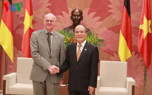 Parlamentspräsident Nguyen Sinh Hung empfängt den deutschen Bundestagspräsidenten