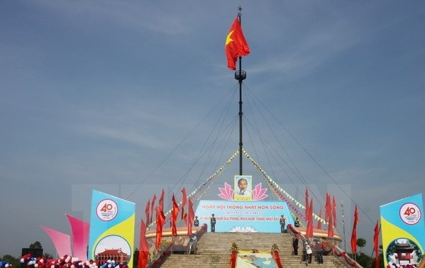Der Hissen der Nationalflagge “Vereinigung des Landes” in Quang Tri