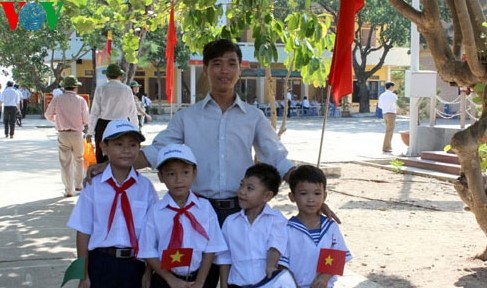 Die Delegation der Aufklärungs- und Bildungskommission besucht die Insel Sinh Ton