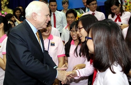 Die Delegation der US-Senatoren trifft Studenten in Ho Chi Minh Stadt