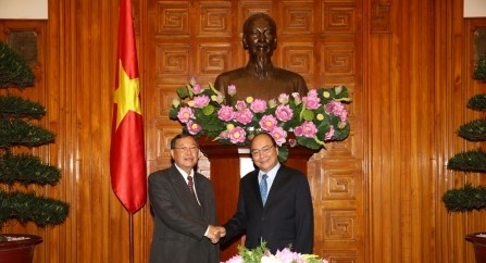 Vize-Premierminister Nguyen Xuan Phuc empfängt die Inspektoren der laotischen Regierung