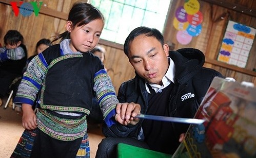 Ein junger Erzieher im Kindergarten im Bergkreis Mu Cang Chai