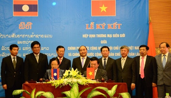Das Grenzhandelsabkommen zwischen Vietnam und Laos unterzeichnen 