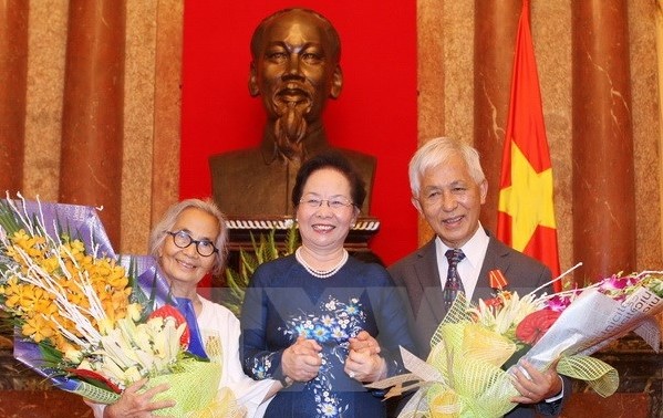 Vize-Staatspräsidentin Nguyen Thi Doan überreicht Freundschaftsorden an zwei Professoren