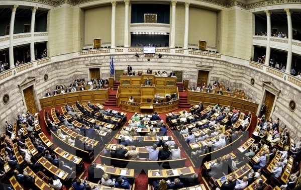 Das griechische Parlament verabschiedet Reform, um Hilfspaket zu bekommen
