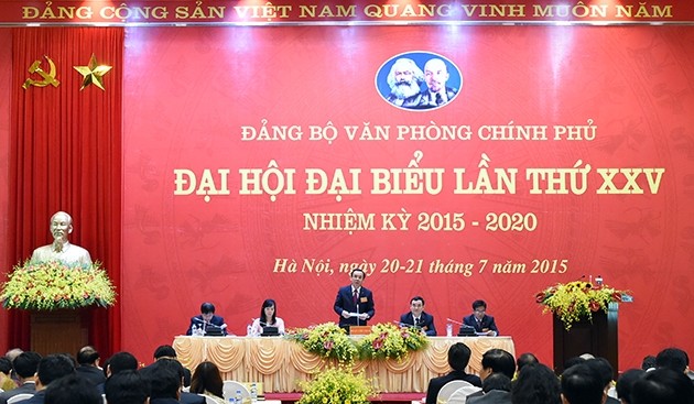 Premierminister Nguyen Tan Dung nimmt an Parteisitzung des Regierungsbüros teil