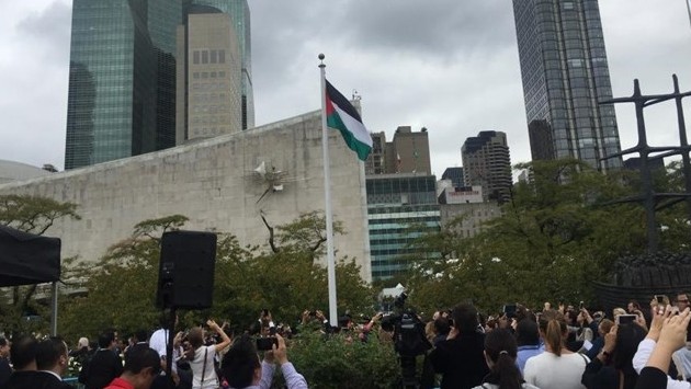 Die Flagge Palästinas wird vor der UNO gehisst