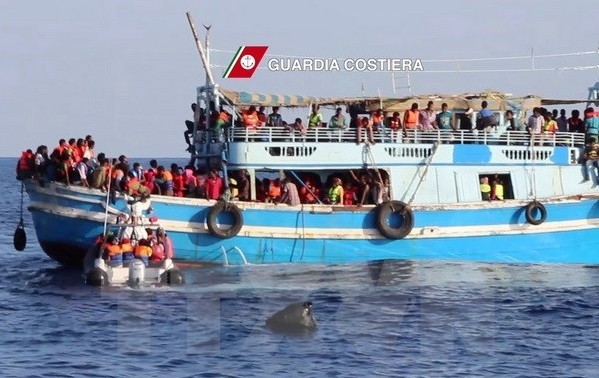 Spanien und Italien retten hunderte Flüchtlinge auf dem Meer
