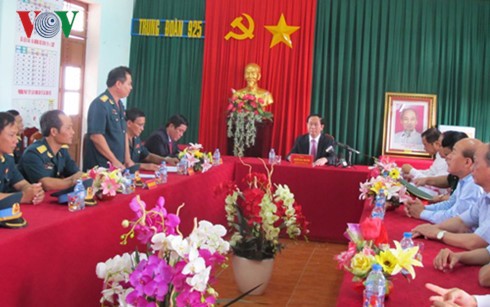 Staatspräsident Tran Dai Quang besucht das Regiment 925 der Luftstreitkräfte