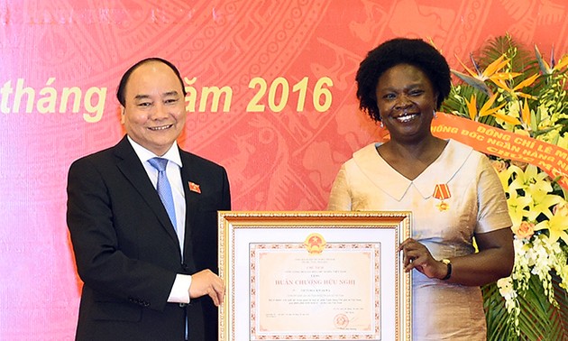 Freundschaftsorden an Vize-Präsidentin der Weltbank Victoria Kwakwa verliehen