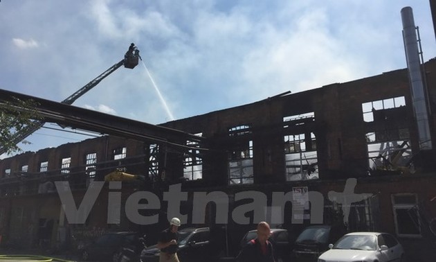Großbrannd zerstört Lagerhalle und Autowerkstatt der Vietnamesen in Lichtenberg