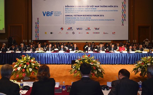 Premierminister Nguyen Xuan Phuc nimmt am vietnamesischen Unternehmensforum teil