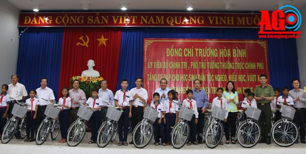 Vizepremierminister Truong Hoa Binh überreicht Fahrräder an bedürftige und lerneifrige Kinder