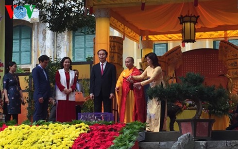 Staatspräsident Tran Dai Quang nimmt an Gebet in der Thang Long-Zitadelle teil