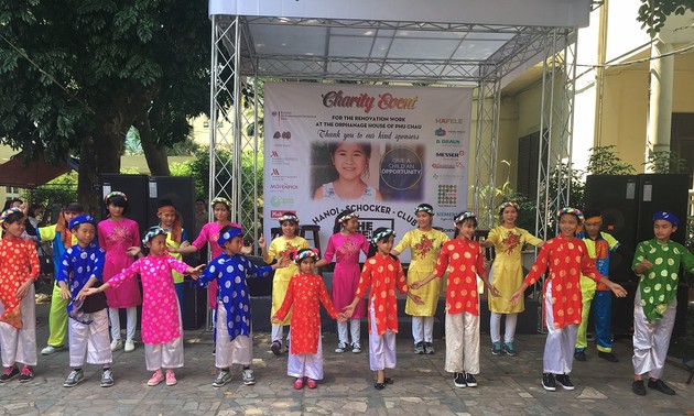 Wohltätigkeit zum Spenden für den “Kindergarten” in der Gemeinde Phu Chau im Kreis Ba Vi