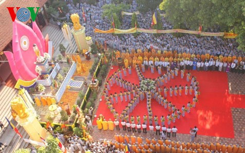Der Vorsitzende der Vaterländischen Front beglücktwünscht zum buddhistischen Vesak-Fest