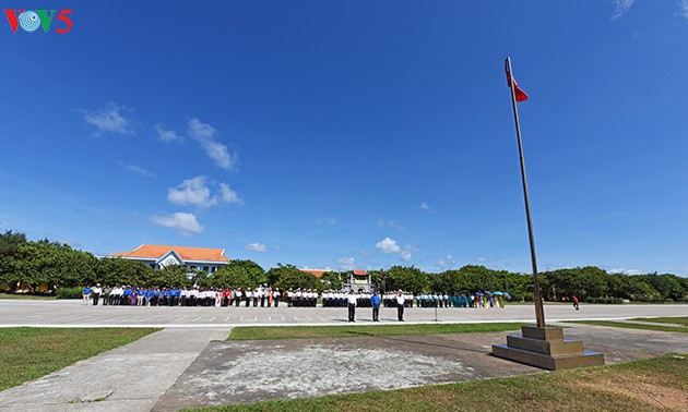 Die heilige Zeremonie zum Hissen der Flagge auf der Insel Truong Sa