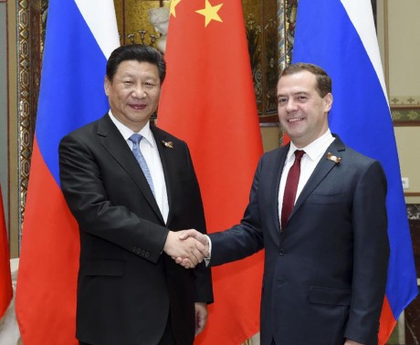 Der chinesische Staatspräsident Xi Jinping führt Gespräch mit russischem Premierminister