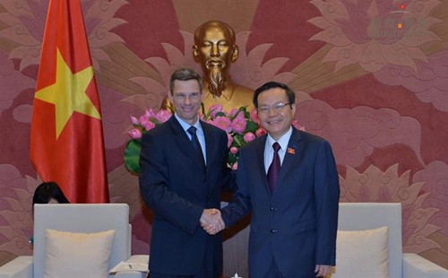 Vize-Parlamentspräsident Phung Quoc Hien empfängt Präsident von Ford Asean