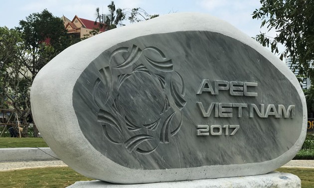Bildhauer aus dem Dorf Non Nuoc fertigen vietnamesische Werke im APEC-Skulptur-Garten