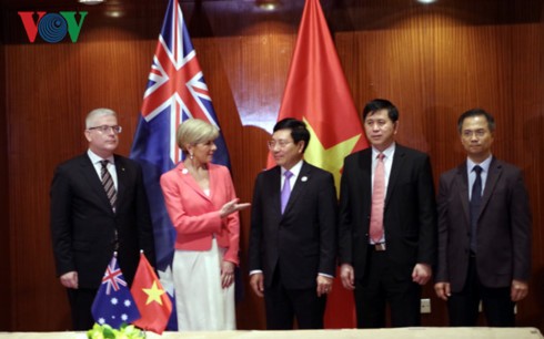Vize-Premierminister Pham Binh Minh trifft hochrangige Politiker am Rande der APEC-Woche