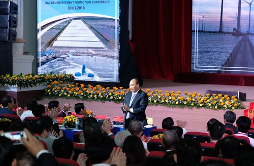 Nguyen Xuan Phuc nimmt an Konferenz zur Investitionsförderung in der Provinz Bac Lieu teil